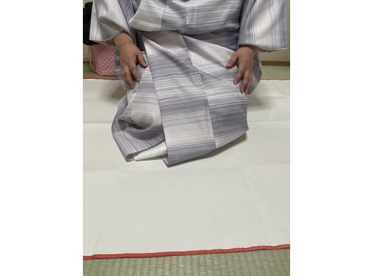 前がはだけて